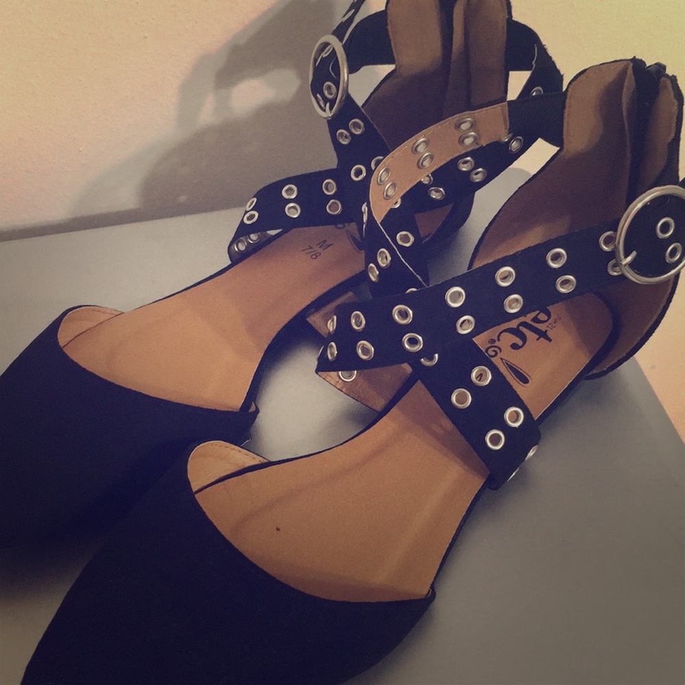 Pointed flats with stud detail